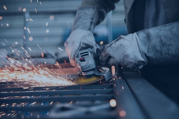 Metallarbeiter mit Metallsäge